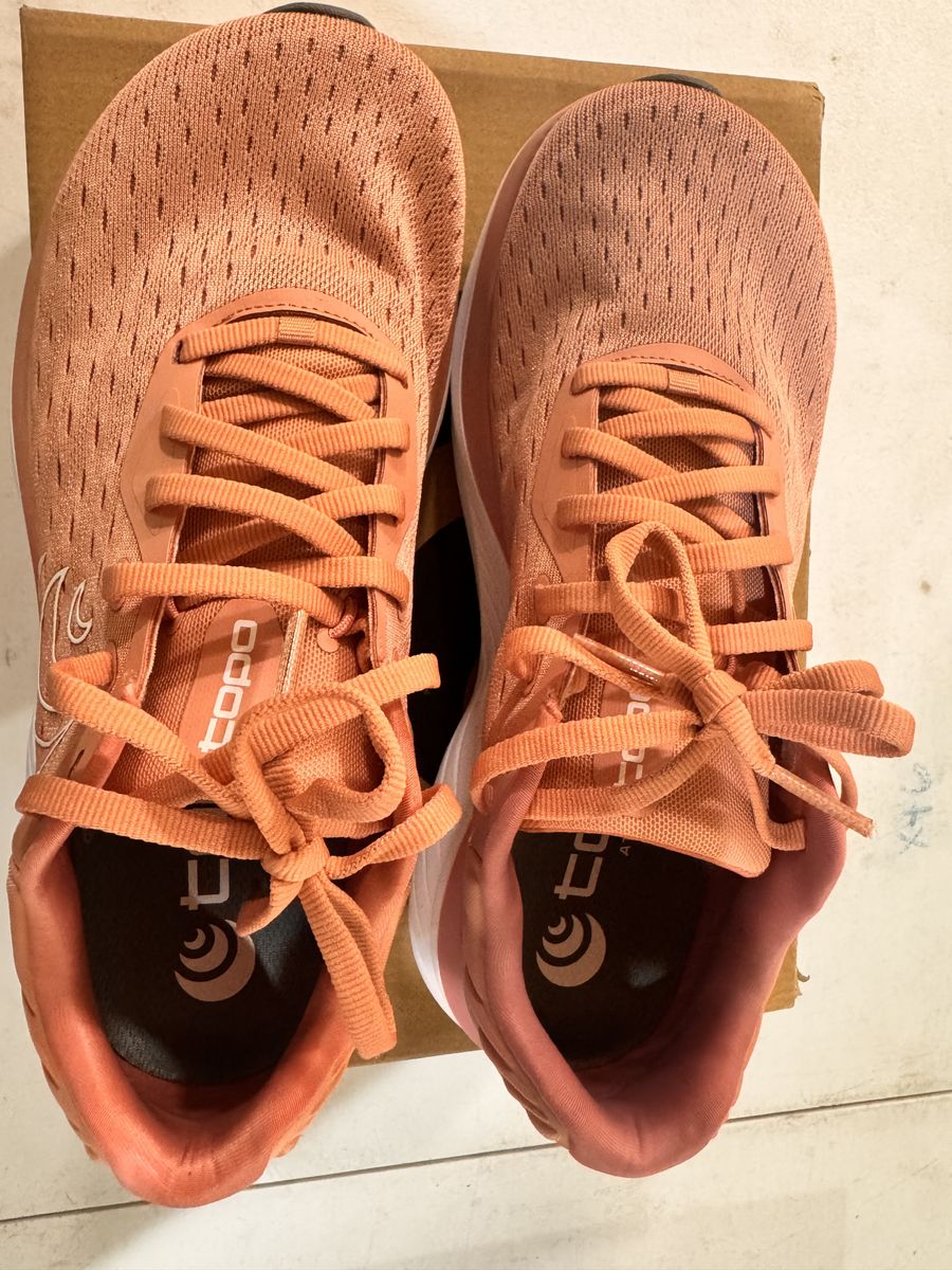 *Topos Atmos athletic shoe, Women's size 9, Brand new*