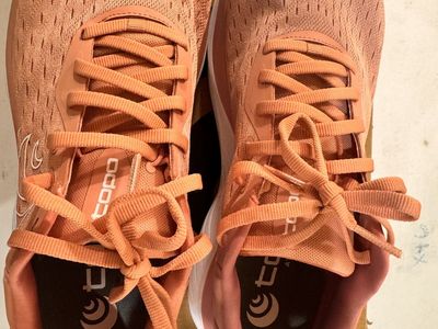 *Topos Atmos athletic shoe, Women's size 9, Brand new*
