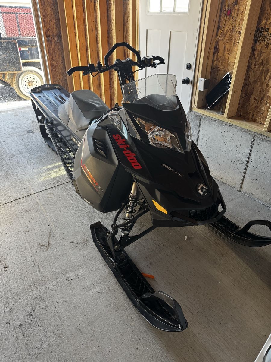 Ski-Doo Summit 800R E-TEC 2015 Snowmobile - Black, Well-Maintained, R