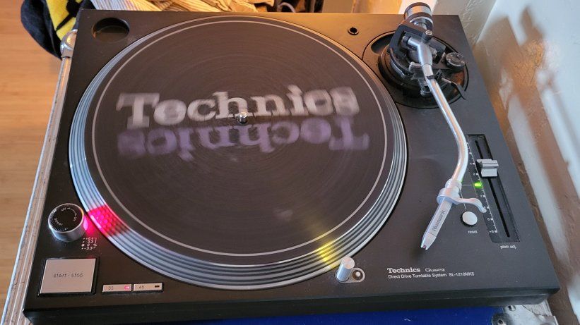 Technics SL-1210 MK5 (Black) – Cosmetically Mint / Calibration Needed $700/OBO