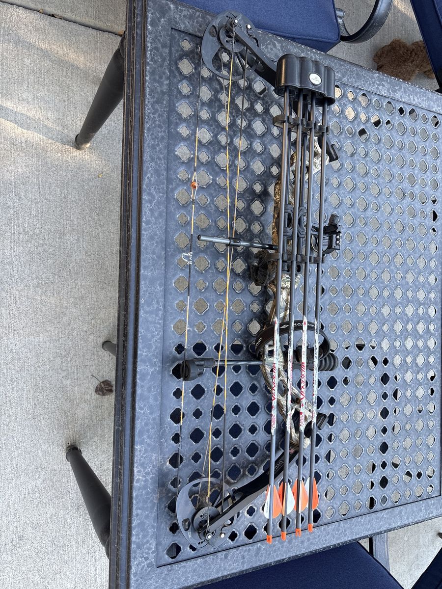 Diamond Infinite 305 Compound Bow - Adjustable 7-70lb Draw, 19-30" Draw Length, Camo