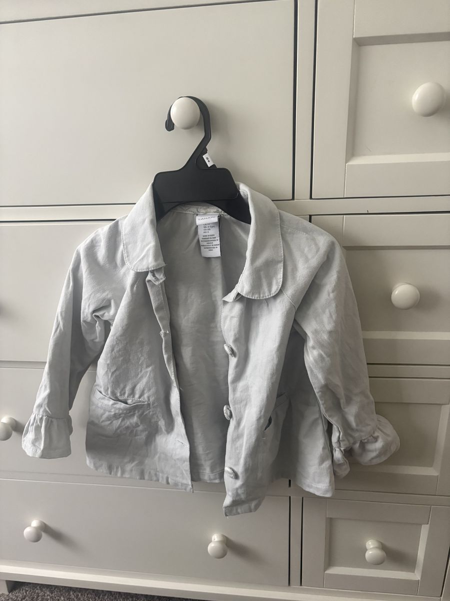 Cute light green Tahari jacket with ruffled sleeves. 5T