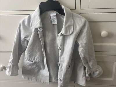 Cute light green Tahari jacket with ruffled sleeves. 5T