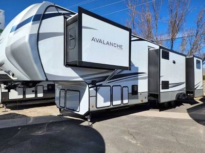 2022 Keystone Avalanche 378BH