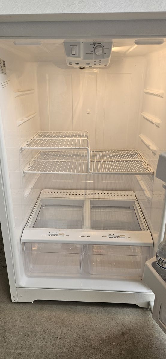 White GE Freezer / Fridg.