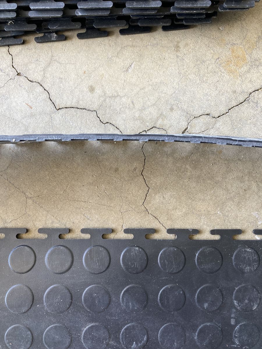 Interlocking floor tiles (plastic)