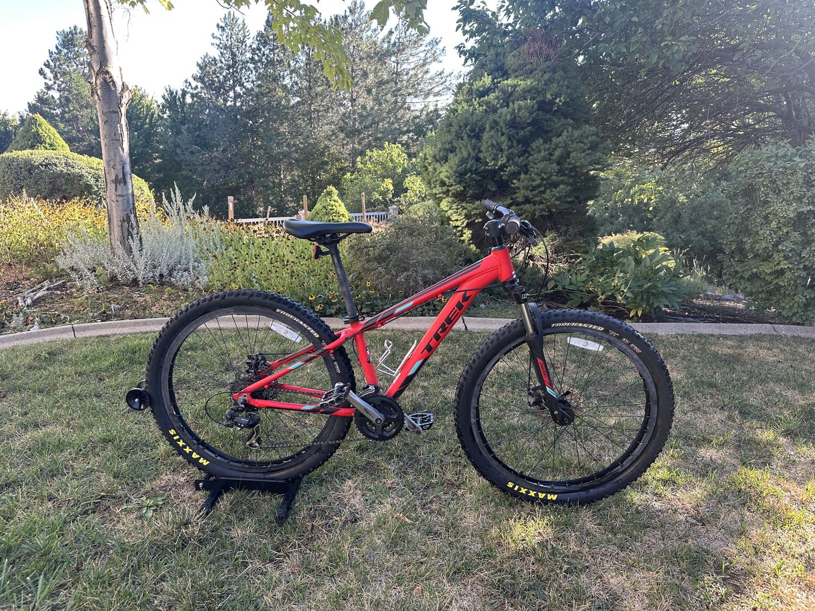 Trek Marlin 5 Mountain Bike Red 13.5" Frame Hardtail 27.5" Wheels