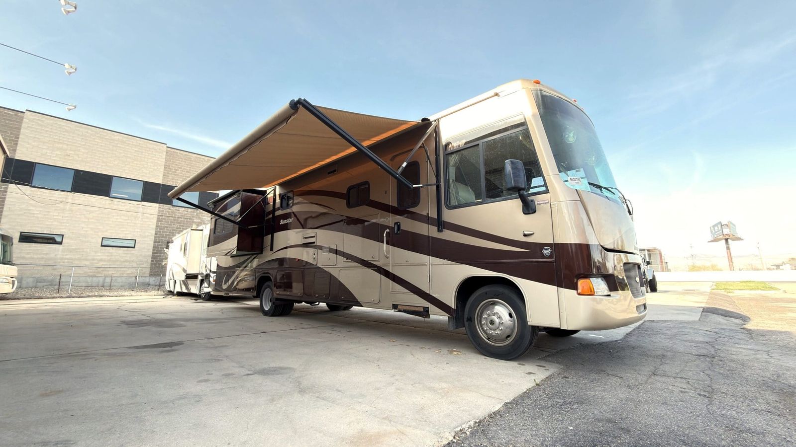 2011 Itasca Sunstar 35F with 2 Slides