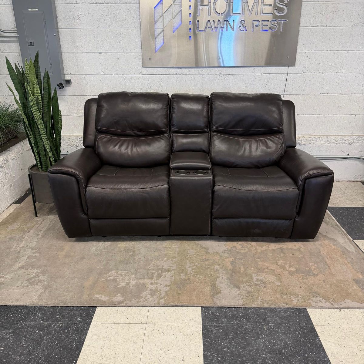 COSTCO CAREY LEATHER POWER RECLINING LOVESEAT W/ POWER HEADRESTS & STORAGE CONSOLE!!
