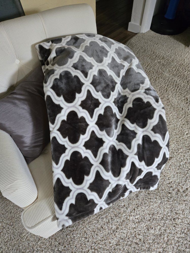 Gray and White Geometric Pattern Plush Throw Blanket
