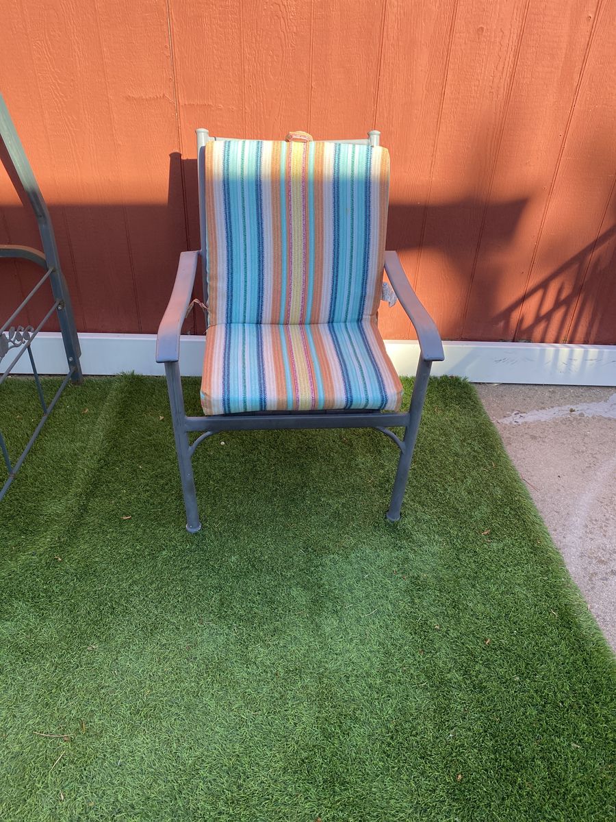4 patio chairs with cushions