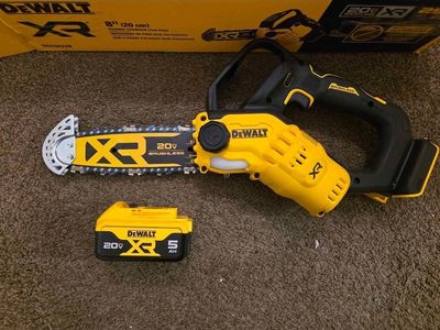New Dewalt 20V MAX 8 in. Pruning Chainsaw Kit