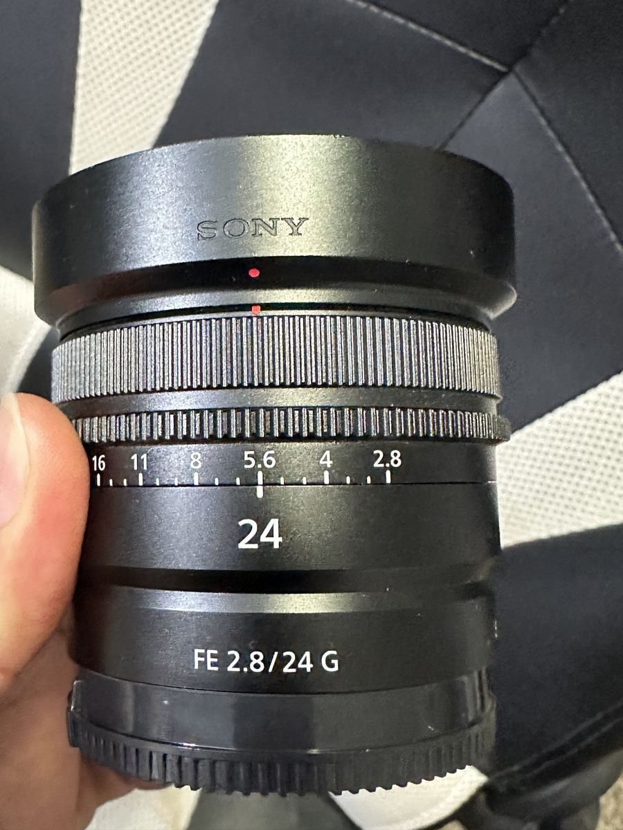 Sony E 24mm G oss like new w box