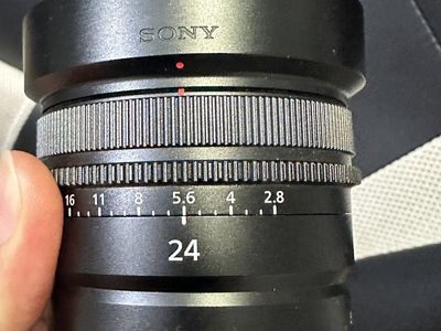 Sony E 24mm G oss like new w box