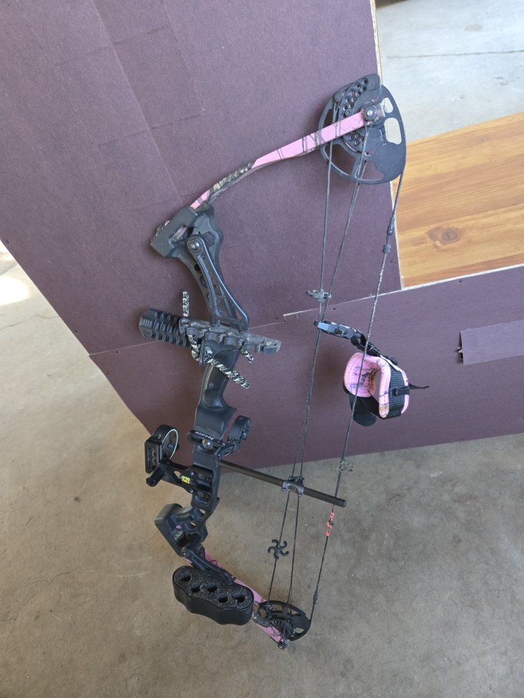 Diamond Razor Edge Pink Camo Compound Bow by Bowtech