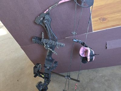 Diamond Razor Edge Pink Camo Compound Bow by Bowtech