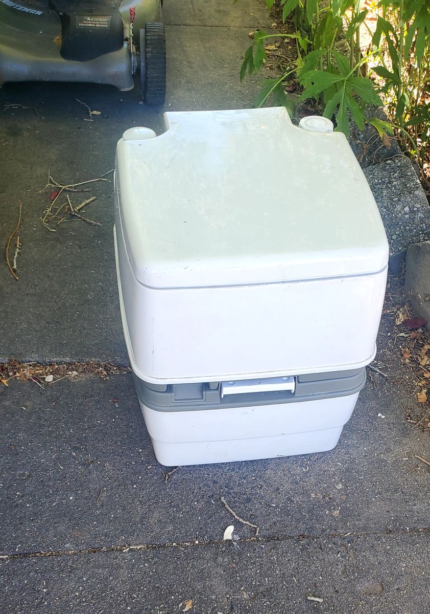 Portable toilet
