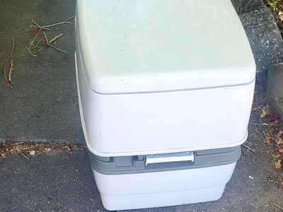 Portable toilet