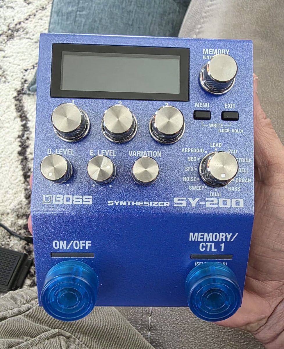 BOSS SY-200 Guitar Synth w/exp pedal