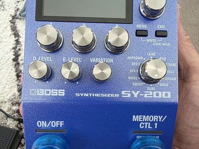 BOSS SY-200 Guitar Synth w/exp pedal