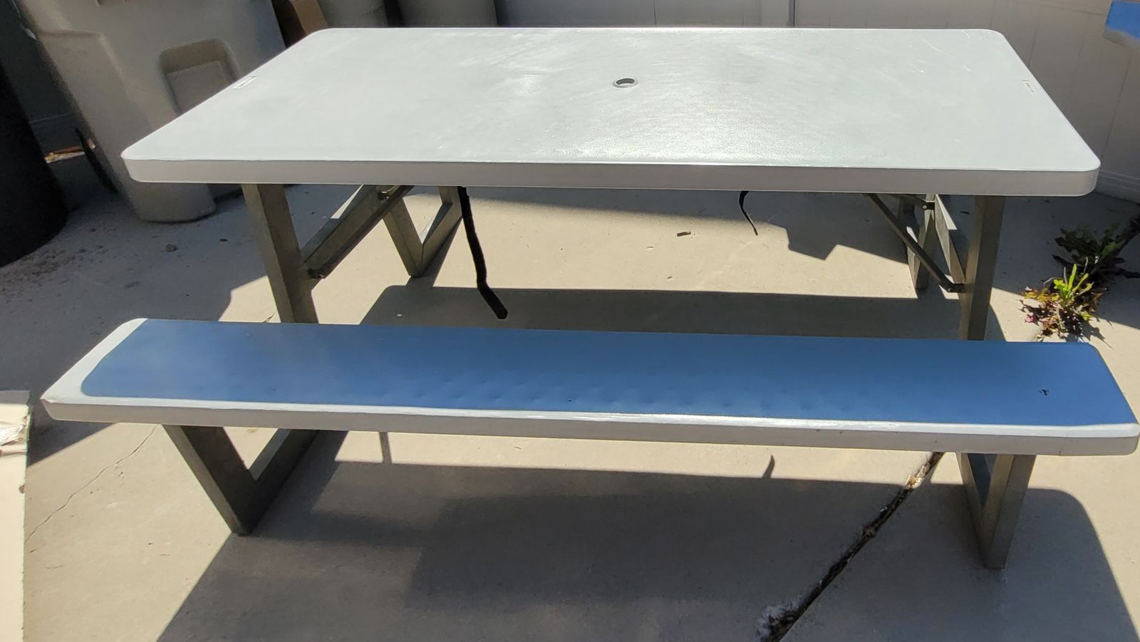 Outdoor lifetime table that fold flat
