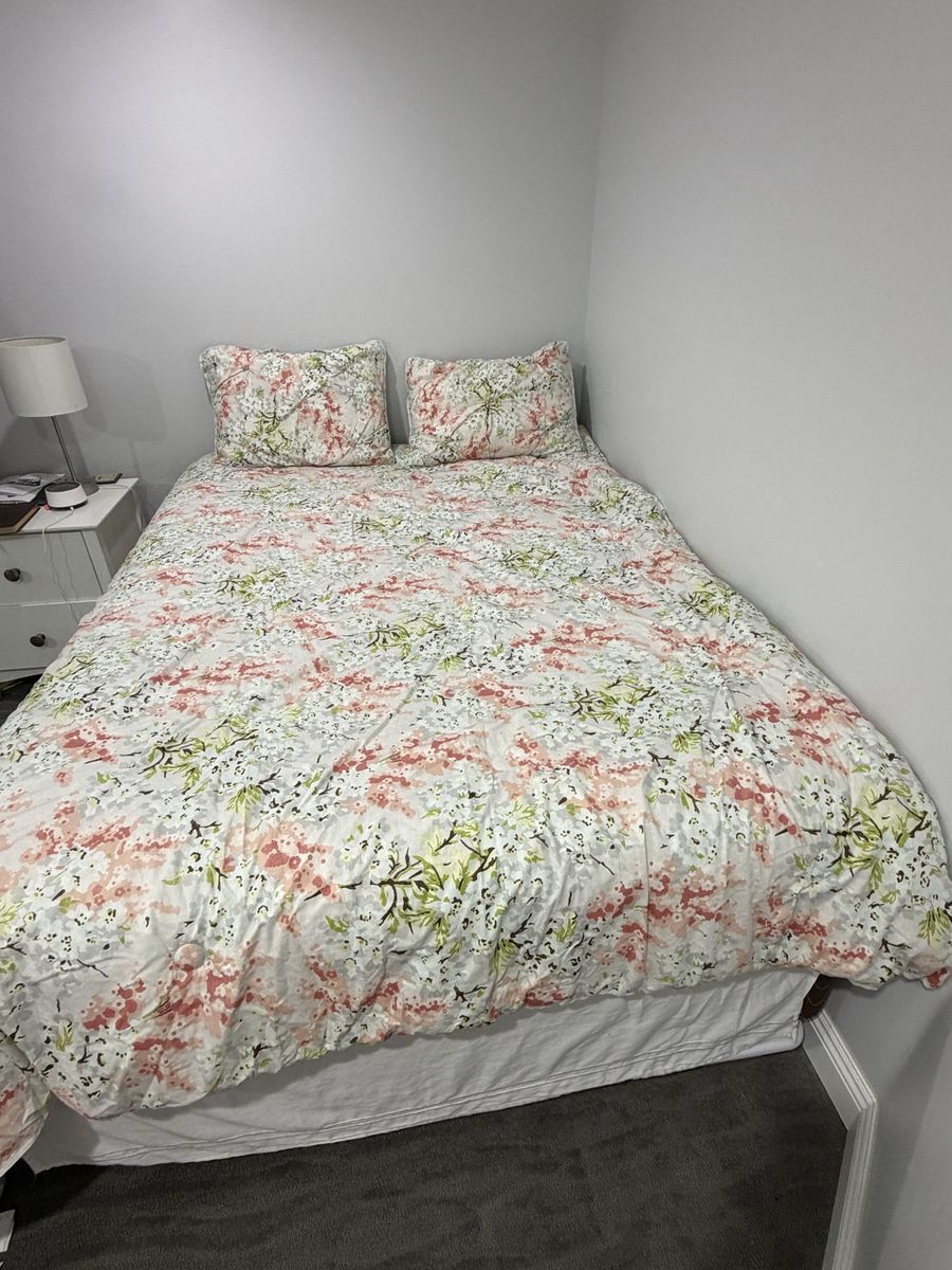 Queen Comforter and 2 shams. Like new