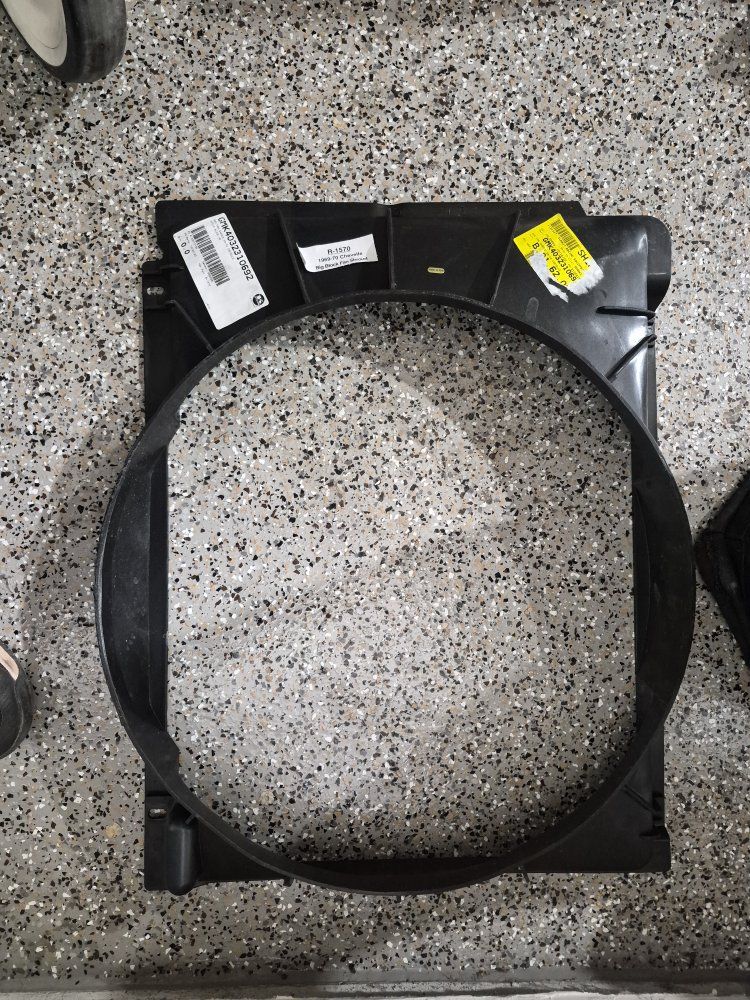 Radiator fan shroud