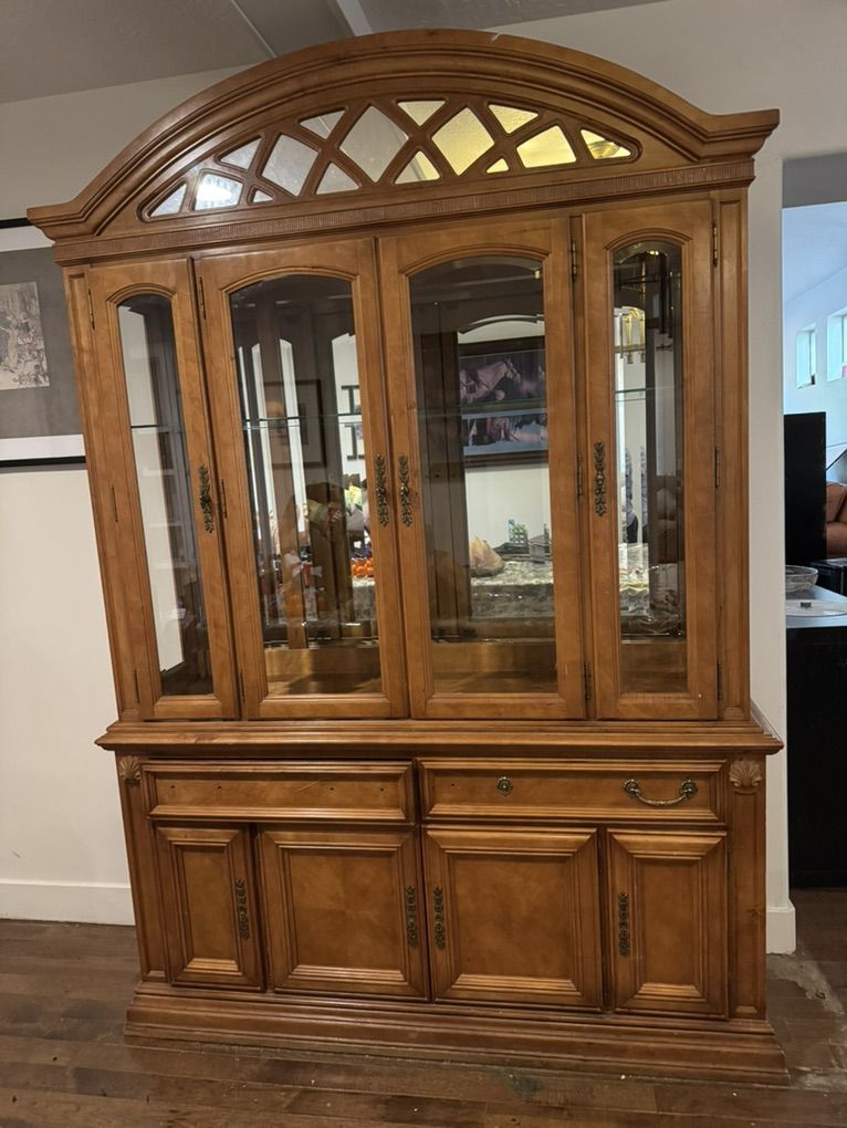 Beautiful Broyhill China Hutch