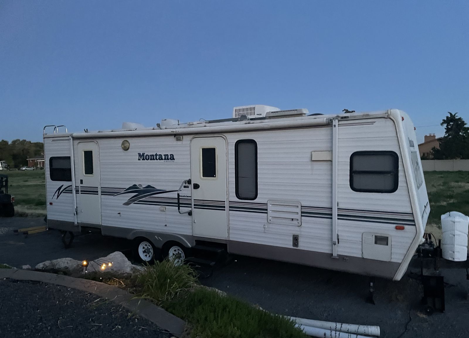 2001 Keystone Montana Mountaineer 31’-like new condition