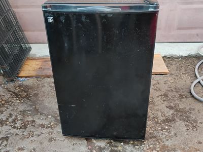 G.E. Mini Fridge 4.3 Cu.Ft Spacemaker