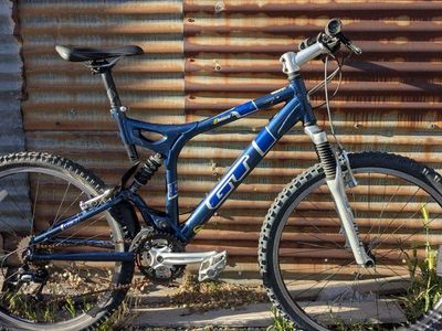 18" medium GT I drive 5.0 3x8 Deore 26" wheels