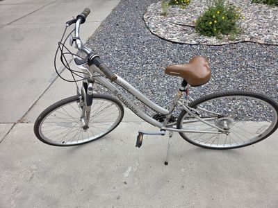 Schwinn Clear Creek Hybrid Bike - Women's/Unisex Silver