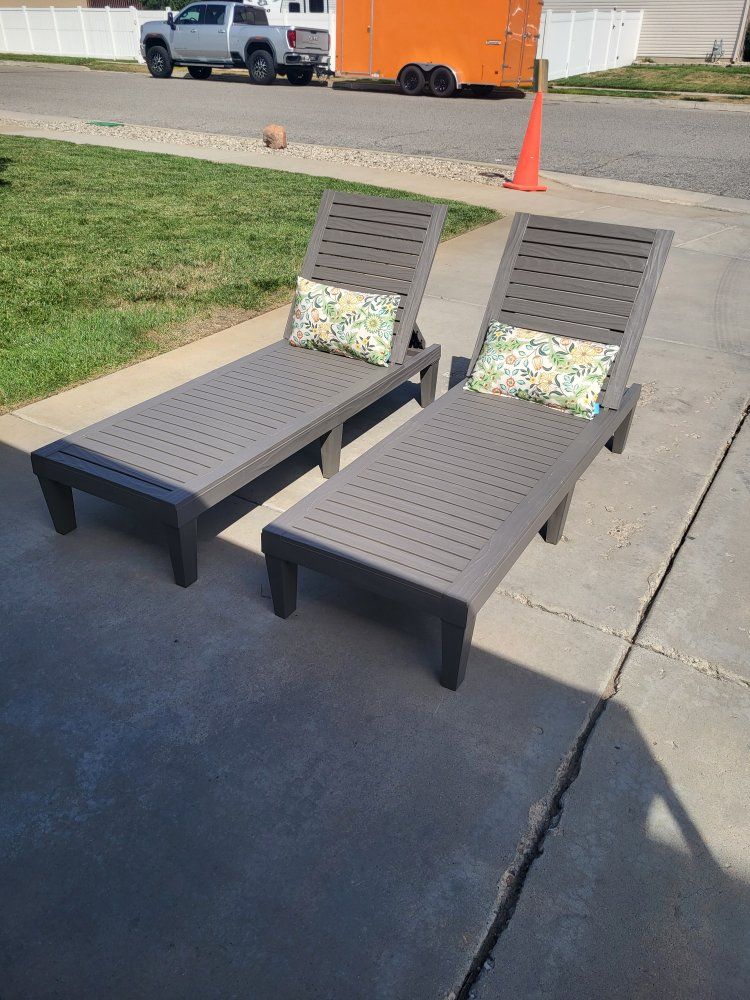 Set of 2* Outdoor Resin Chase Lounges 
Beige/Gray