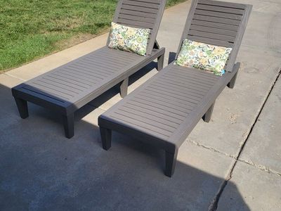 Set of 2* Outdoor Resin Chase Lounges
Beige/Gray