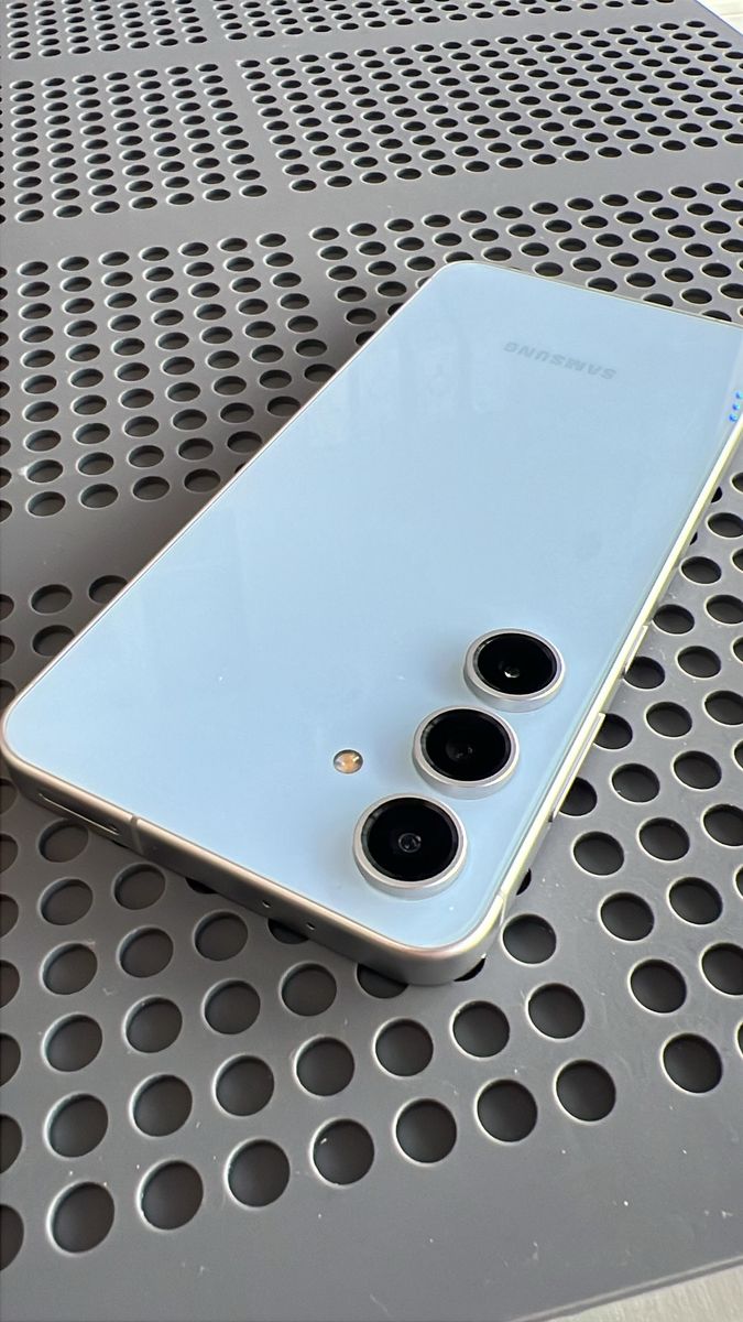 Samsung Galaxy S24 FE 128GB – $320