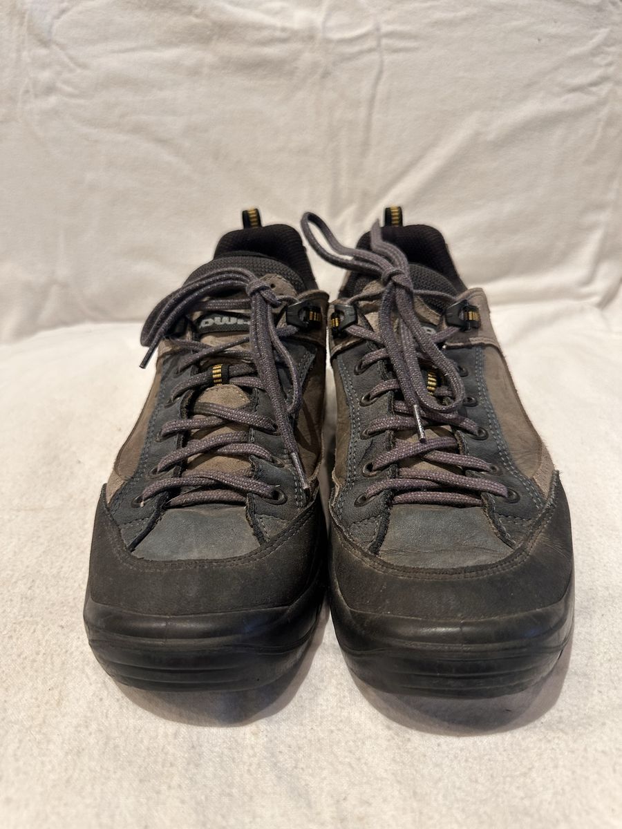 Lowa men’s size 7 or EU 39 green leather hiking shoes