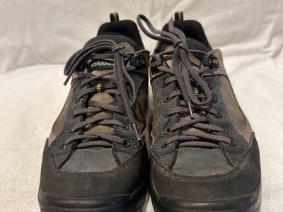 Lowa men’s size 7 or EU 39 green leather hiking shoes