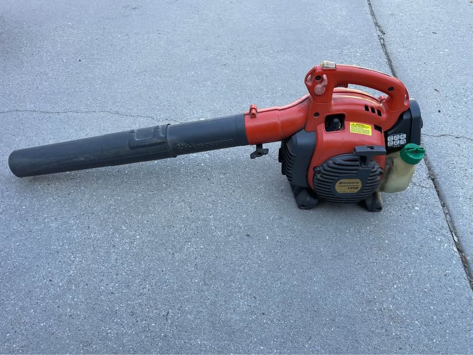 Husqvarna 125B Handheld Gas Powered Leaf Blower 28cc