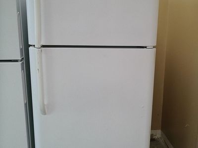 18 cf Top Freezer Refrigerator~90 Day Guarantee
