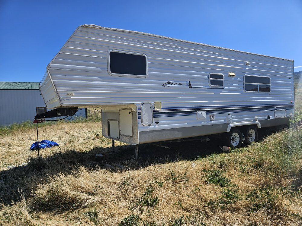 5th wheel toy hauler 2002 Sierra 28ft