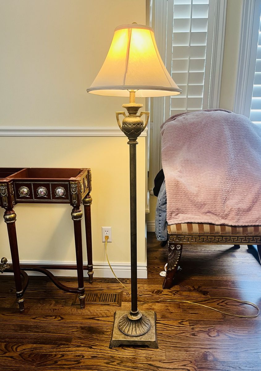 VINTAGE FLOOR LAMP EXCELLENT CONDITION