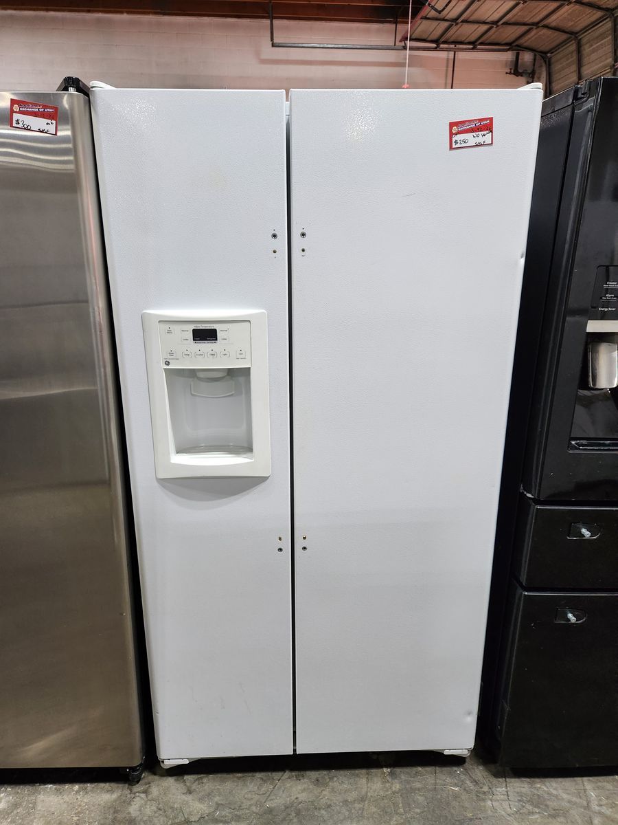LOW PRICE!! GE SIDE BY SIDE FRIDGE GREAT FOR EXTRA FOOD STORAGE