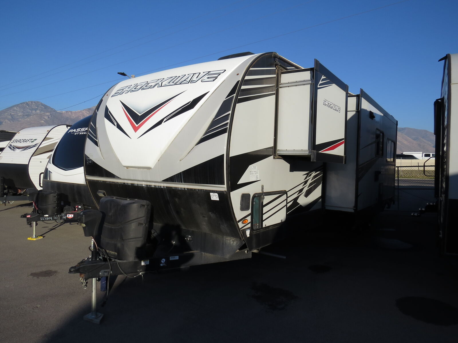 2021 Shockwave 30DSGDX (16' Garage!) 2 Slides!