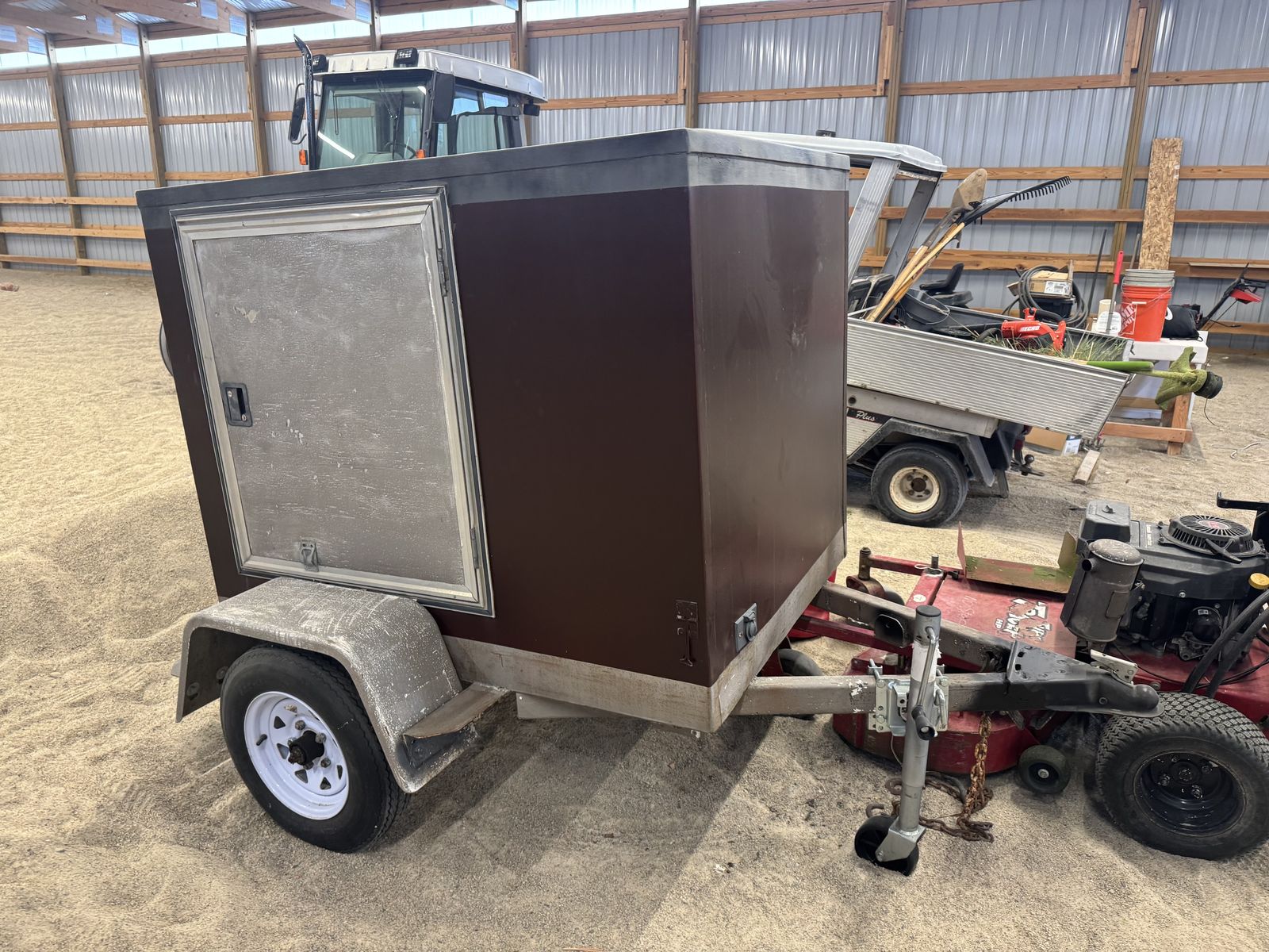 Small enclosed trailer with 2 doors and torsion suspension
