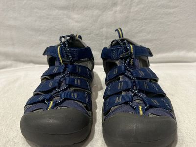 Keen youth size 4 navy blue, washable, hiking sandals