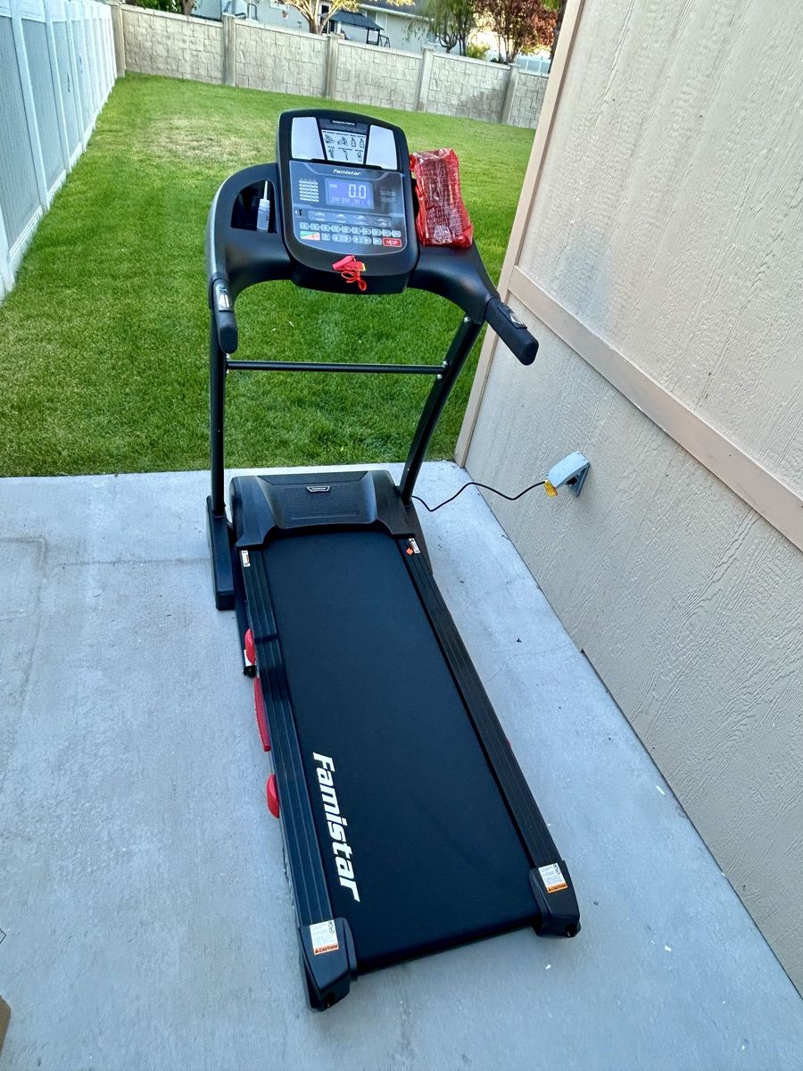 New Famistar T532A Incline Treadmill Bluetooth