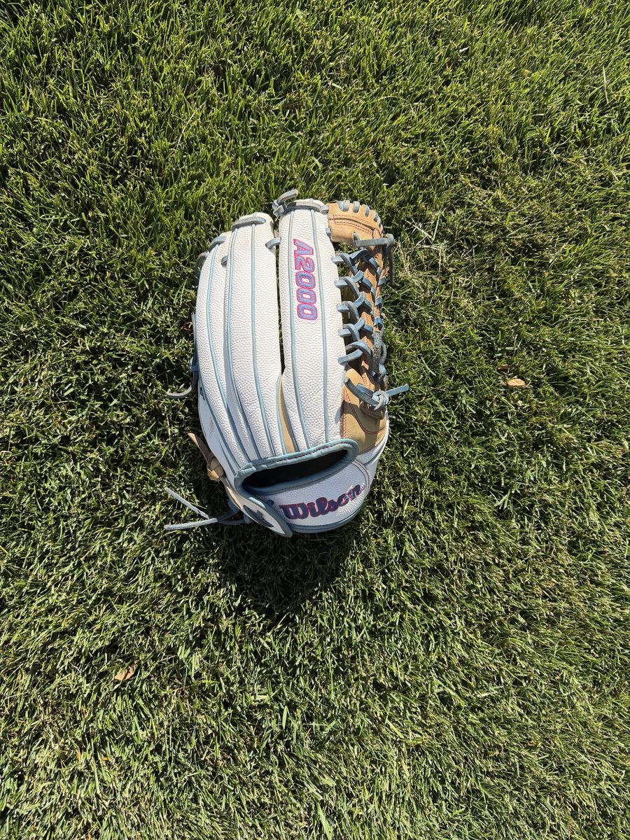 Wilson A2000 12.5" Fastpitch Softball Glove - 80% Broken-In, Excellent Condition