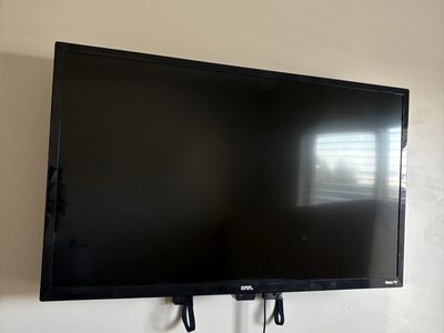 32” Onn smart TV W/ Roku