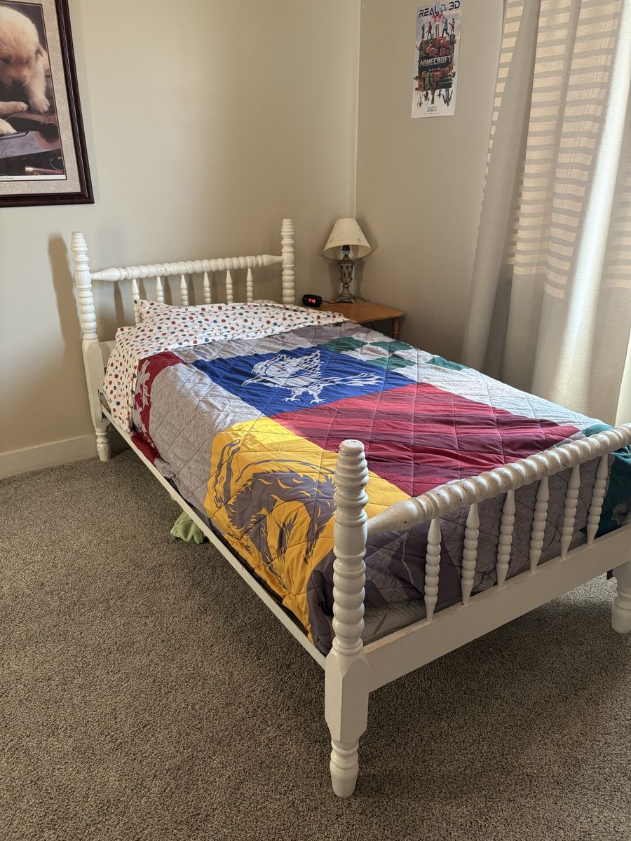 White spindle twin bed