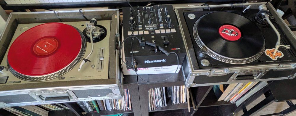 Complete DJ Setup: Technics SL-1200M3D, Pioneer PLX-1000, Numark Scratch Mixer, Headphones & Flight Cases